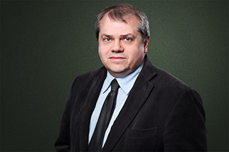 Porträt von Rechtsanwalt Kim Roger Feiertag, Fachanwalt für Versicherungsrecht, Standort Bochum.