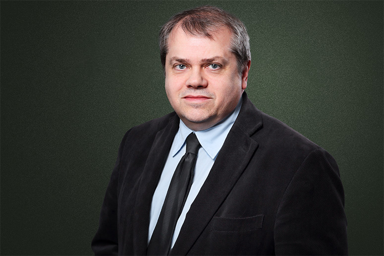 Porträt von Rechtsanwalt Kim Roger Feiertag, Fachanwalt für Versicherungsrecht, Standort Bochum.