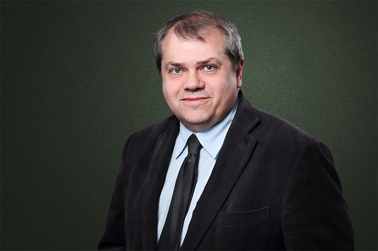 Porträt von Rechtsanwalt Kim Roger Feiertag, Fachanwalt für Versicherungsrecht, Standort Bochum.