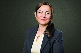 Porträt von Rechtsanwältin Bingül Suoglu, Fachanwältin für Medizinrecht, Standort Bochum.